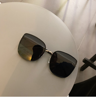 Stílusos női szemüveg sötét és világos szemüveggel