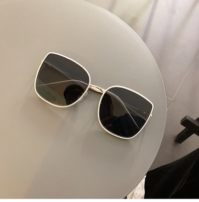 Stílusos női szemüveg sötét és világos szemüveggel