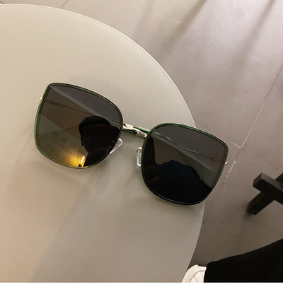 Stílusos női szemüveg sötét és világos szemüveggel