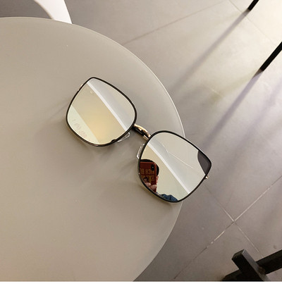 Stílusos női szemüveg sötét és világos szemüveggel