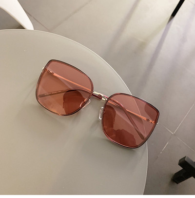 Stílusos női szemüveg sötét és világos szemüveggel