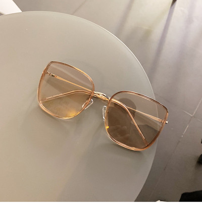 Stílusos női szemüveg sötét és világos szemüveggel