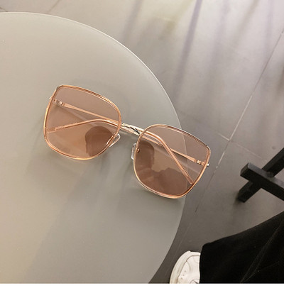 Stílusos női szemüveg sötét és világos szemüveggel