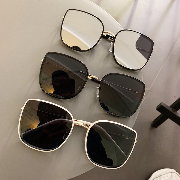 Stílusos női szemüveg sötét és világos szemüveggel