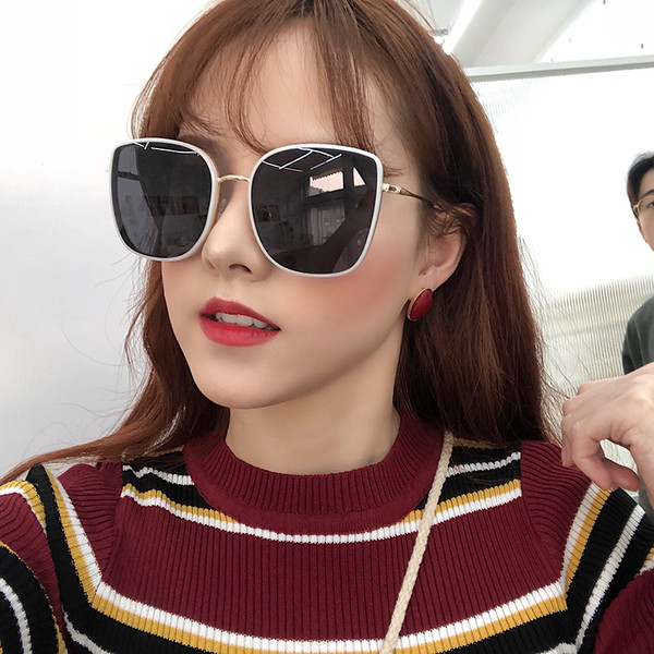 Stílusos női szemüveg sötét és világos szemüveggel