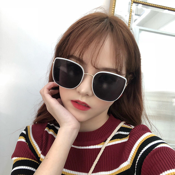 Stílusos női szemüveg sötét és világos szemüveggel