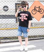 Gyerekkészlet fiúknak két részből áll - póló és farmer