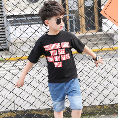 Gyerekkészlet fiúknak két részből áll - póló és farmer