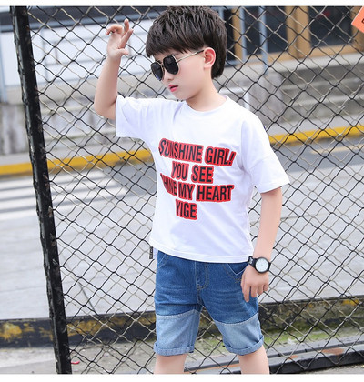 Gyerekkészlet fiúknak két részből áll - póló és farmer