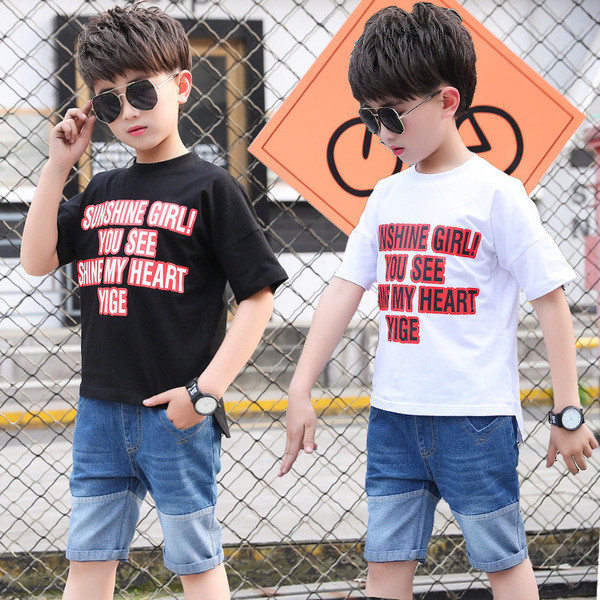 Gyerekkészlet fiúknak két részből áll - póló és farmer