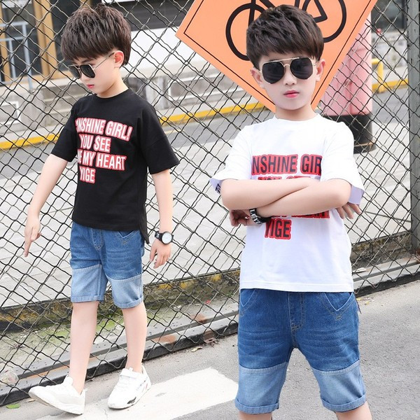 Gyerekkészlet fiúknak két részből áll - póló és farmer