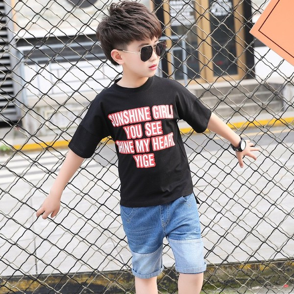 Gyerekkészlet fiúknak két részből áll - póló és farmer