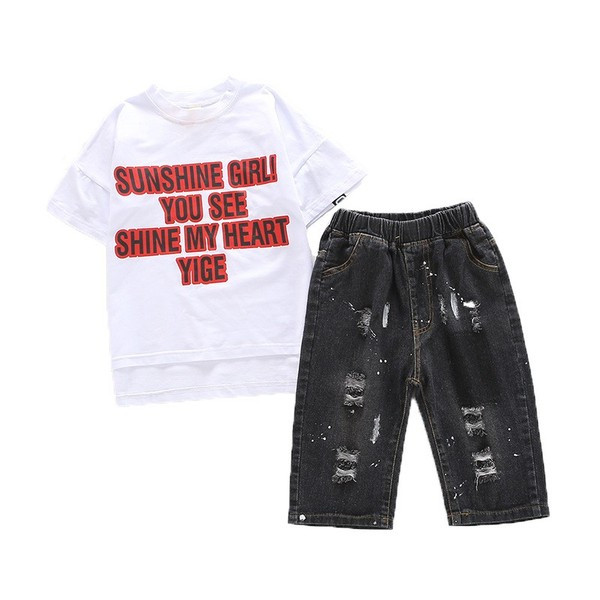 Gyerekkészlet fiúknak két részből áll - póló és farmer