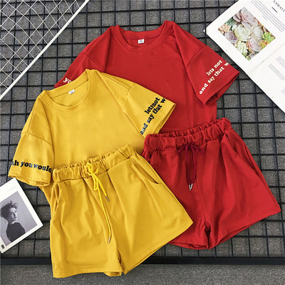 Летен дамски комплект от две части - тениска и къси панталони в червен и жълт цвят