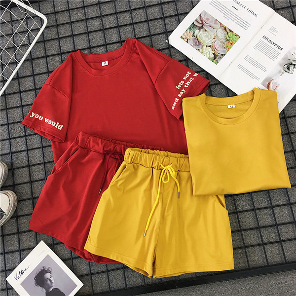 Καλοκαιρινό γυναικείο σύνολο αα - μπλουζάκι και σορτς σε κόκκινο και κίτρινο χρώμα