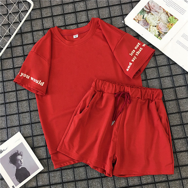 Καλοκαιρινό γυναικείο σύνολο αα - μπλουζάκι και σορτς σε κόκκινο και κίτρινο χρώμα