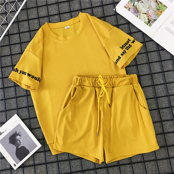 Καλοκαιρινό γυναικείο σύνολο αα - μπλουζάκι και σορτς σε κόκκινο και κίτρινο χρώμα