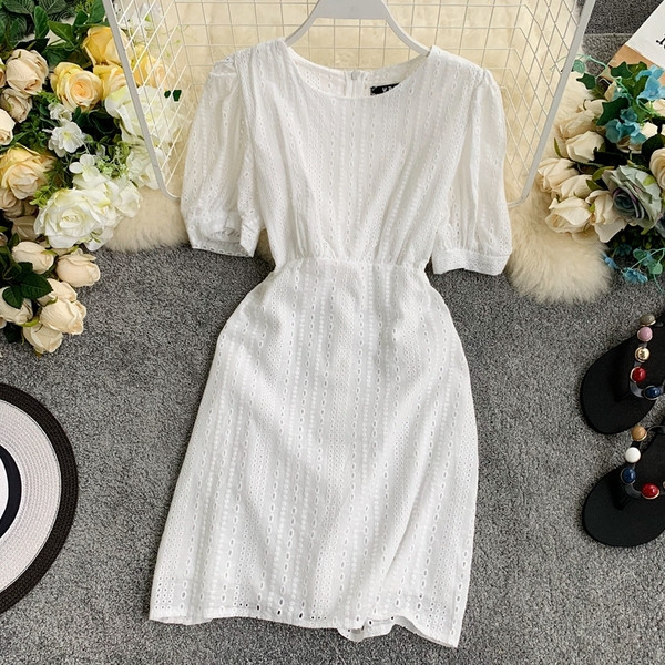 Modern női ruha O-nyakú és rövid ujjú fehér színben