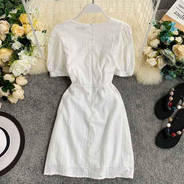 Modern női ruha O-nyakú és rövid ujjú fehér színben