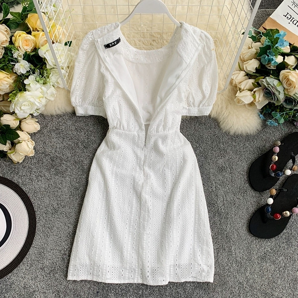 Modern női ruha O-nyakú és rövid ujjú fehér színben