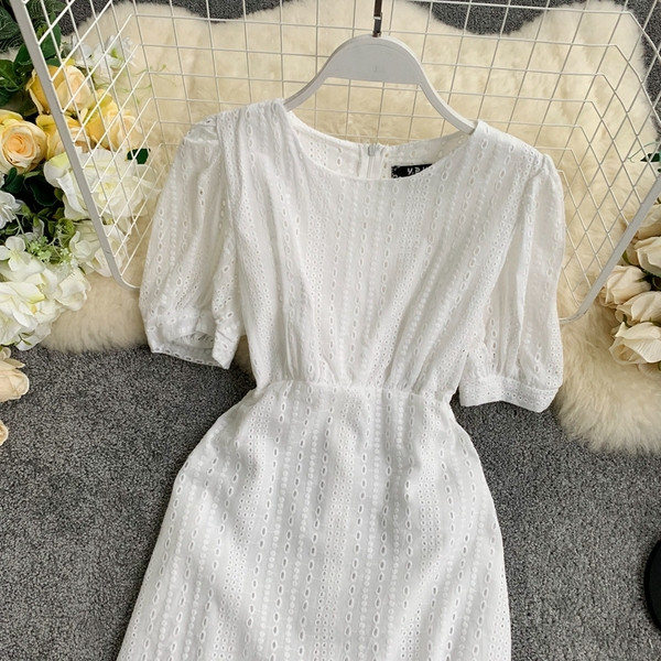 Modern női ruha O-nyakú és rövid ujjú fehér színben