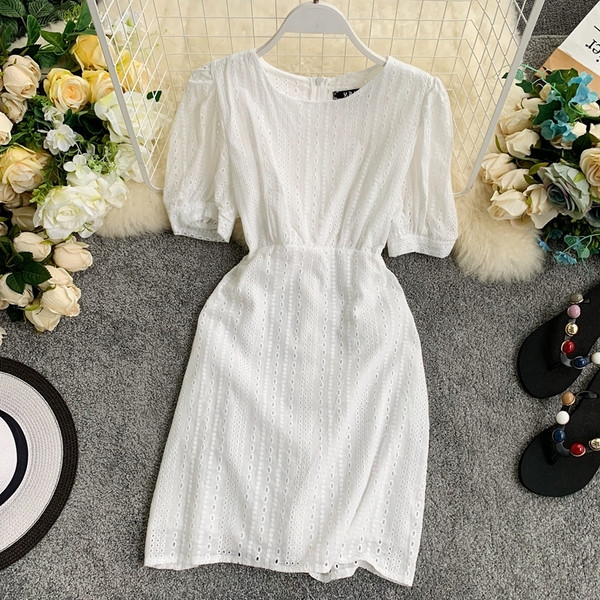 Modern női ruha O-nyakú és rövid ujjú fehér színben