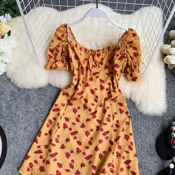 Μοντέρνο γυναικείο φόρεμα με floral μοτίβο και κοντά μανίκια