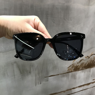 Ochelari de damă cu lentile închise la culoare în diferite culori