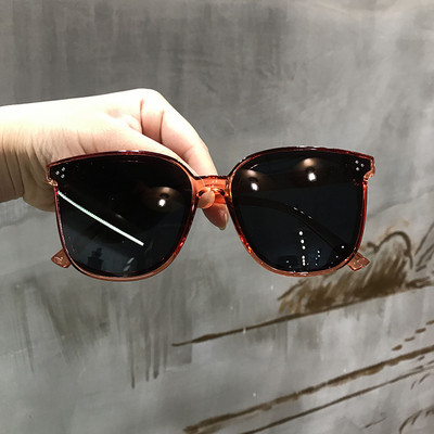 Ochelari de damă cu lentile închise la culoare în diferite culori