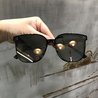 Ochelari de damă cu lentile închise la culoare în diferite culori