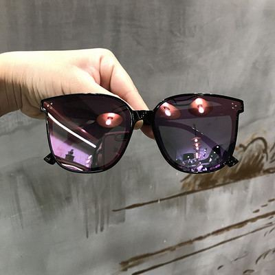 Ochelari de damă cu lentile închise la culoare în diferite culori