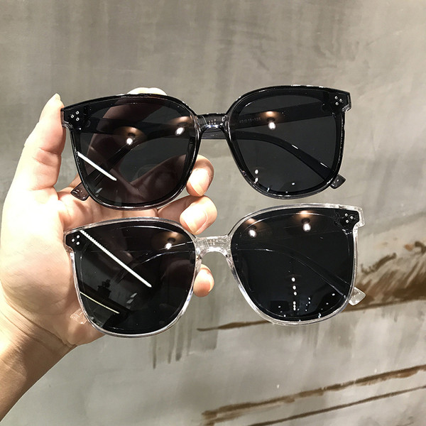 Ochelari de damă cu lentile închise la culoare în diferite culori