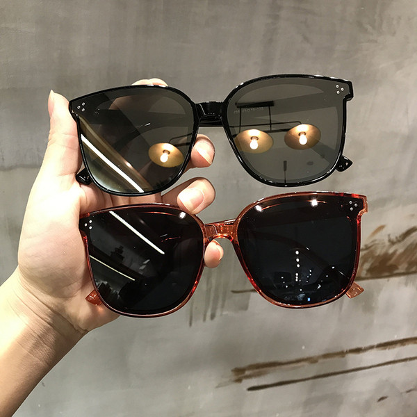 Ochelari de damă cu lentile închise la culoare în diferite culori