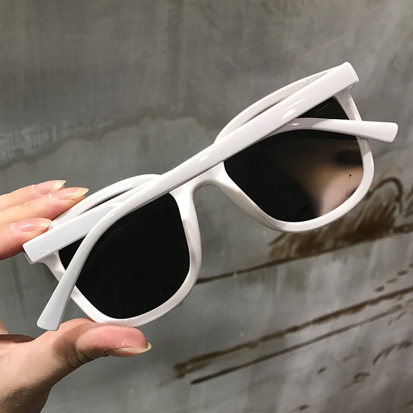 Ochelari de damă cu lentile închise la culoare în diferite culori