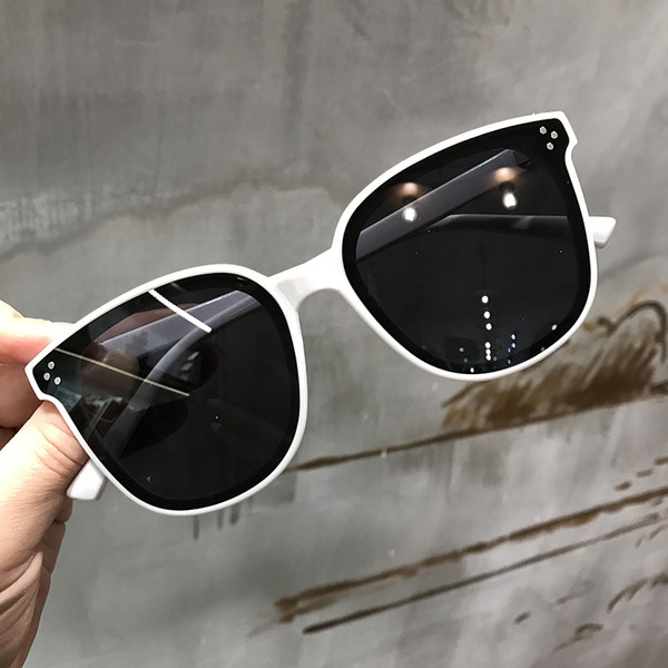 Ochelari de damă cu lentile închise la culoare în diferite culori