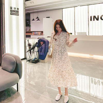 Női pecsétes ruha virágmintával