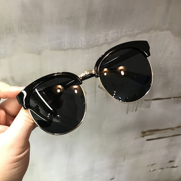 Új női szemüveg két színben