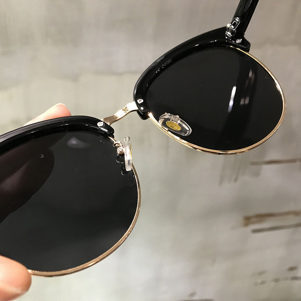 Új női szemüveg két színben