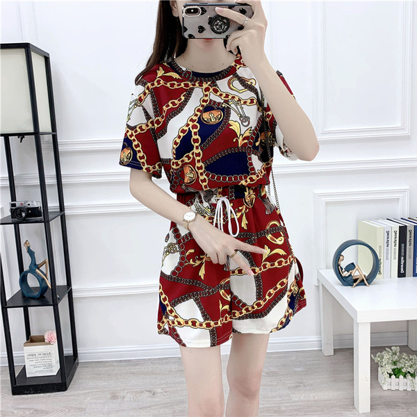 Set colorat pentru femei din două părți - tricou și pantaloni scurți în mai multe culori