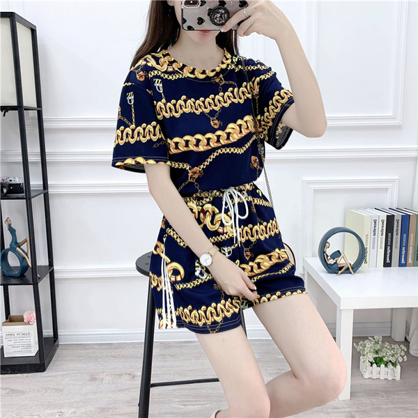 Set colorat pentru femei din două părți - tricou și pantaloni scurți în mai multe culori