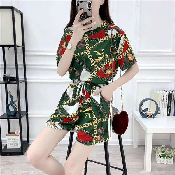 Set colorat pentru femei din două părți - tricou și pantaloni scurți în mai multe culori