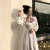 Fehér női ruha gombokkal és színes gallérral