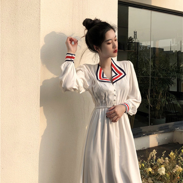 Fehér női ruha gombokkal és színes gallérral