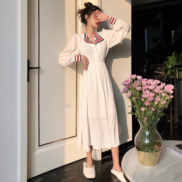 Fehér női ruha gombokkal és színes gallérral