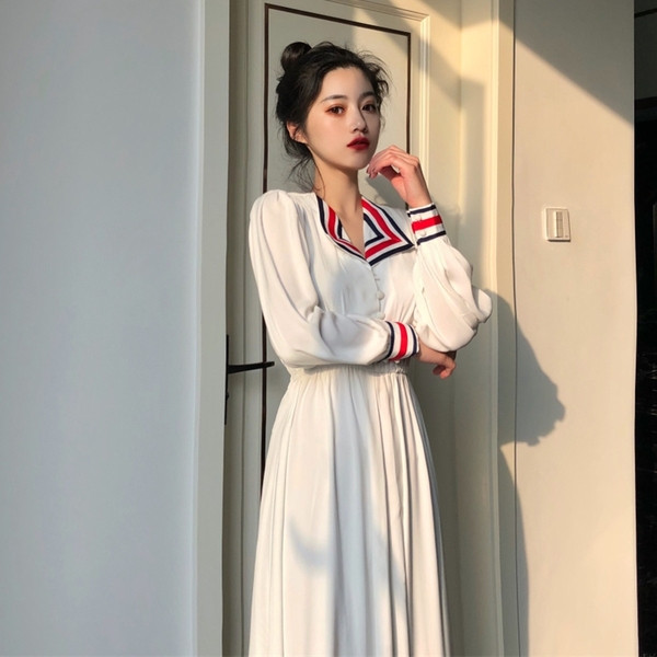 Fehér női ruha gombokkal és színes gallérral