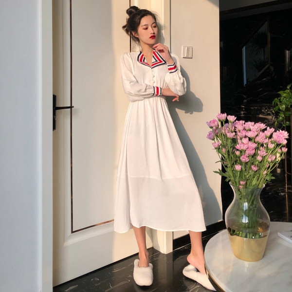 Fehér női ruha gombokkal és színes gallérral