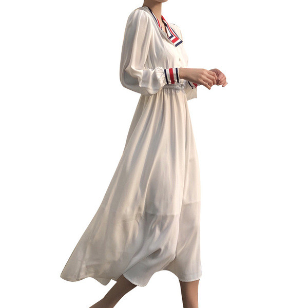 Fehér női ruha gombokkal és színes gallérral