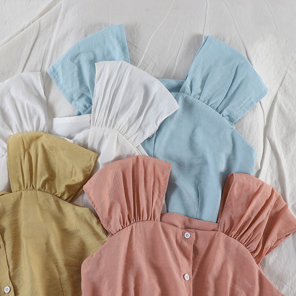 Modern női felső több színben, gombokkal és széles pántokkal