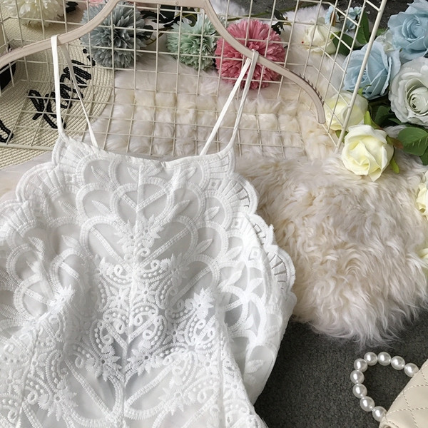 Modern női ruha fehér színben, vékony pántokkal