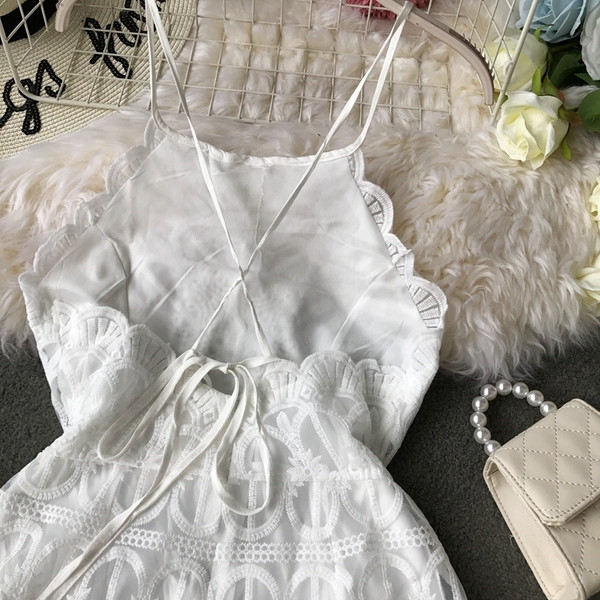 Modern női ruha fehér színben, vékony pántokkal